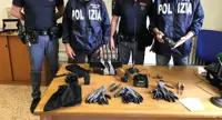 Napoli - Svaligiano esercizi commerciali, presa banda di pregiudicati: sette arresti e tre ricercati