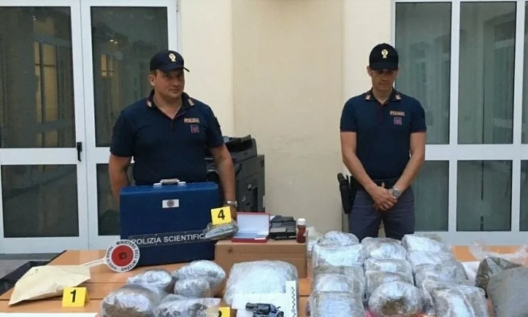 Castellammare - Polizia sequestra 15 kg di droga e una pistola rubata