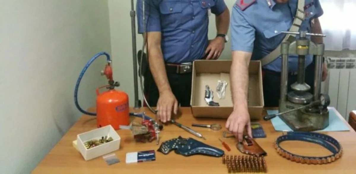 Boscoreale - Camminava in strada con una pistola e munizioni, arrestato 65enne