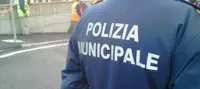 Napoli - Allacci abusivi a rete elettrica in uno stabile comunale, operazione dei vigili urbani