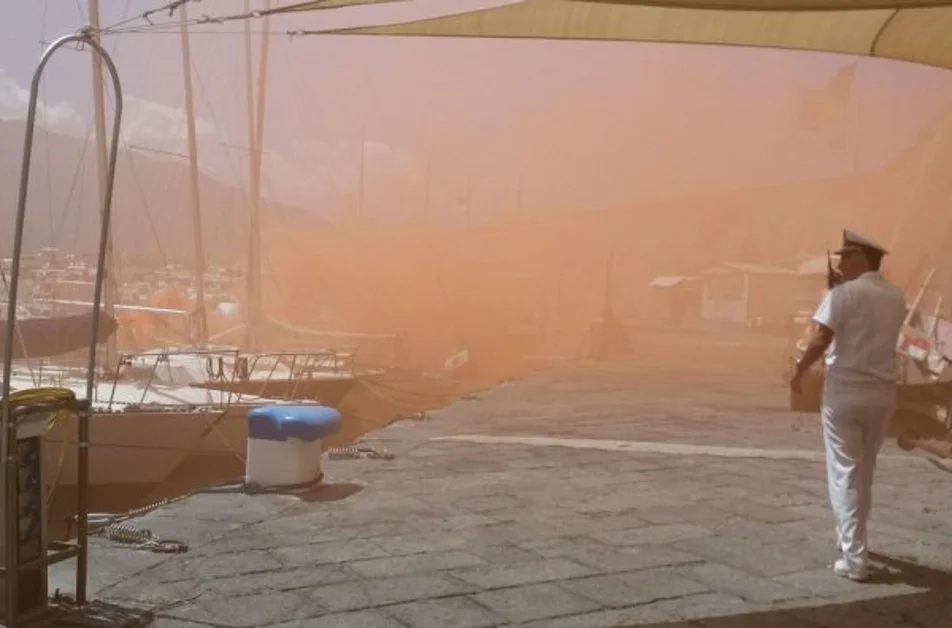 Torre Annunziata - Esercitazione al Porto, simulati incendio di una imbarcazione