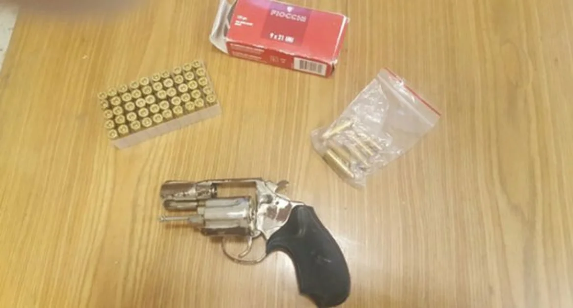 Napoli - Pistola, cartucce e droga nell'auto: arrestati due fratelli