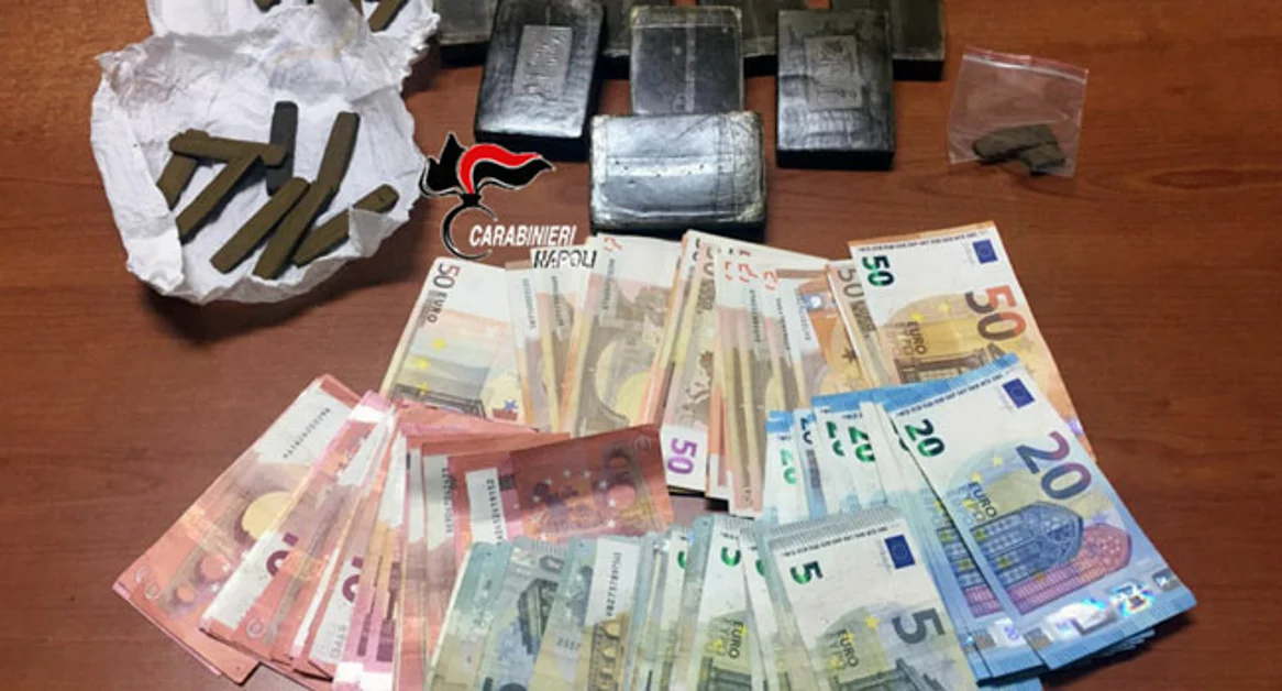 Torre del Greco - Circa un chilo di hashish in casa, arrestata 35enne