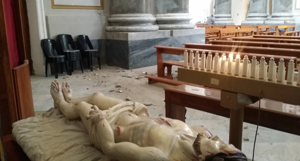 Torre Annunziata - Paura nella Chiesa del Carmine, viene giù un pezzo di cornicione