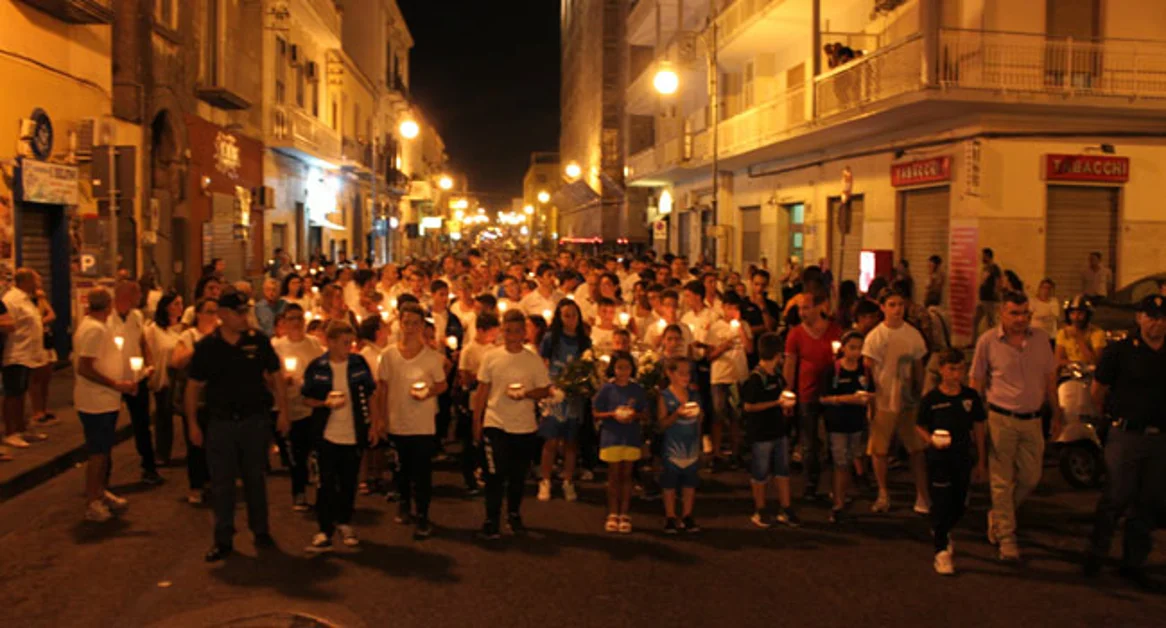 Torre Annunziata - La fiaccolata del ricordo, la città commemora le otto vittime del crollo della palazzina
