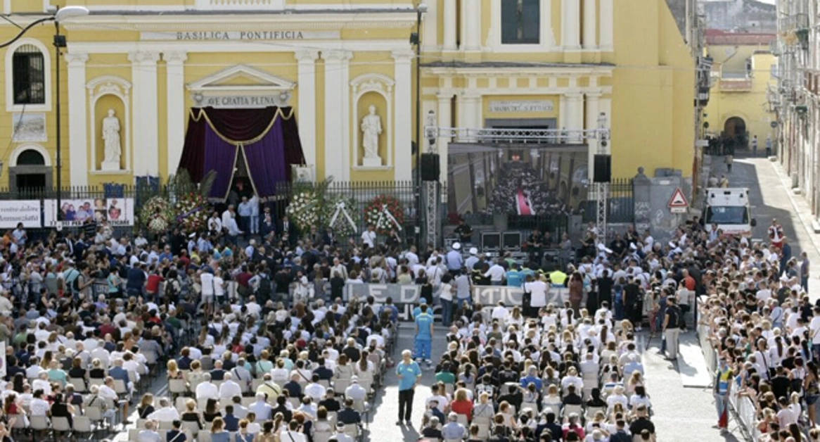 Torre Annunziata - L'addio alle otto vittime del crollo di Rampa Nunziante