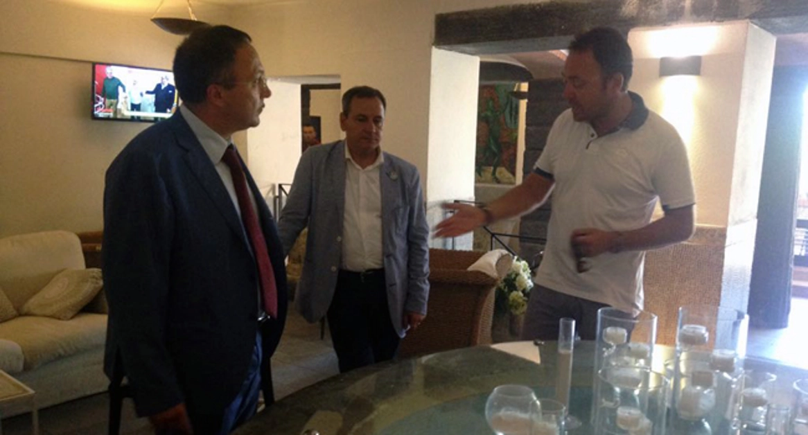 Torre Annunziata -  Il sindaco di Ventotene estasiato dalle bellezze della nostra città