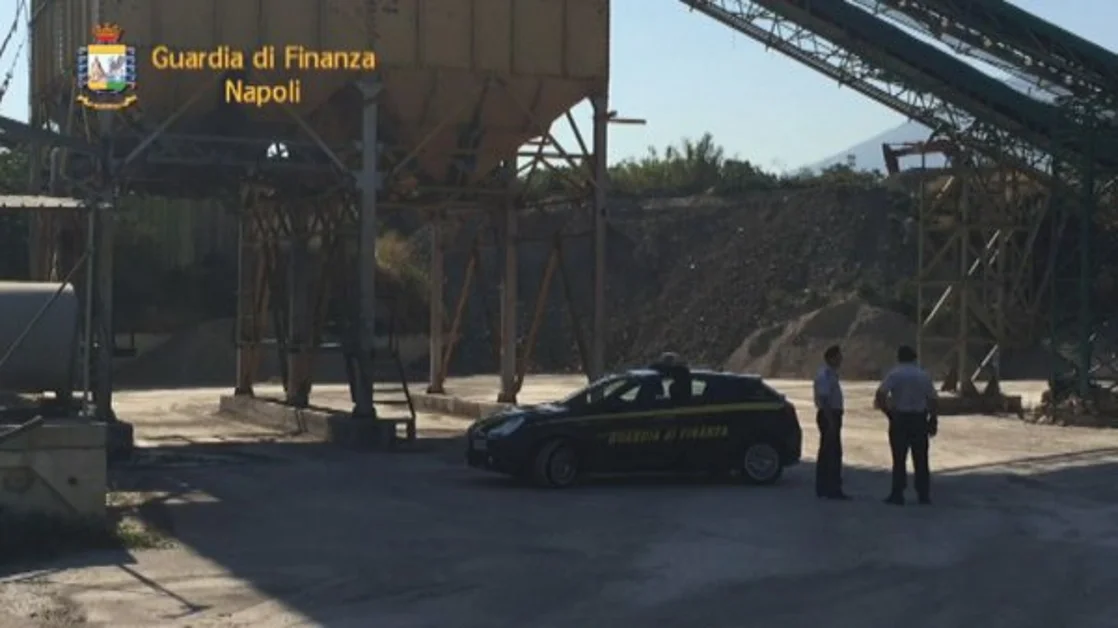 Pollena Trocchia (NA) - GdF sequestra mega discarica abusiva