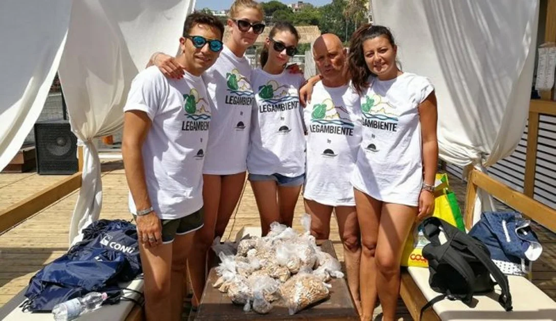 Torre Annunziata - Mozziconi di sigarette in spiaggia, l'iniziativa di Legambiente al RenaNera