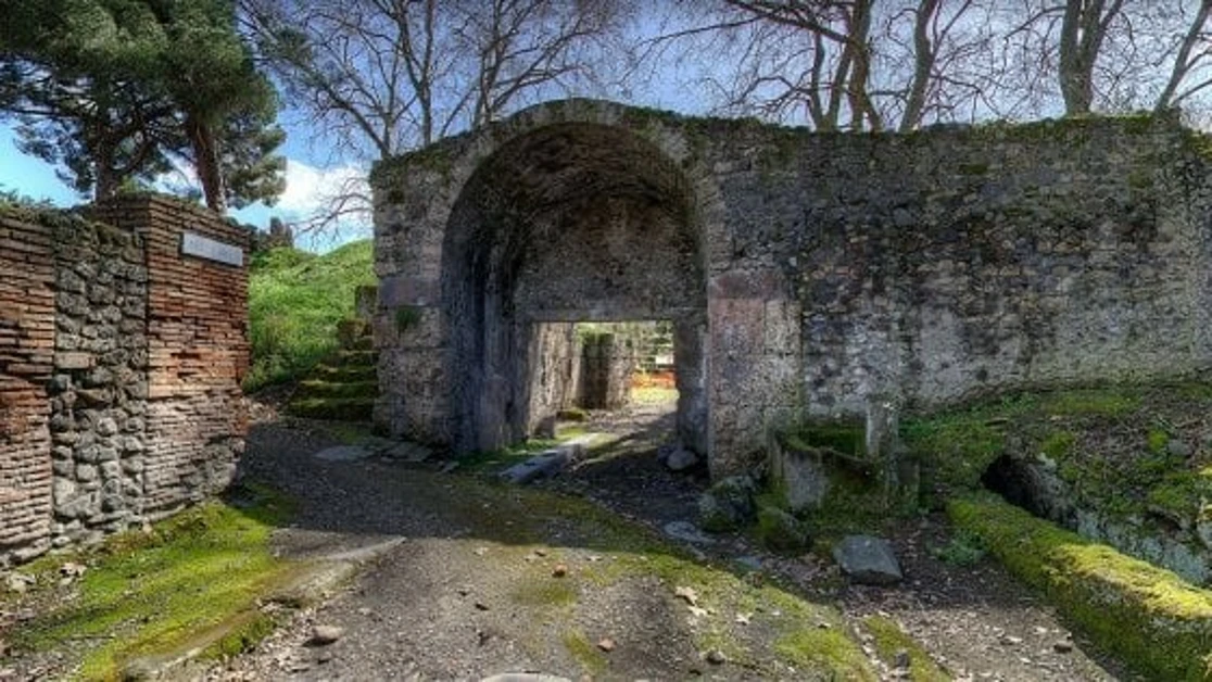 Pompei - Presentazione del monumento sepolcrale di un personaggio della città antica