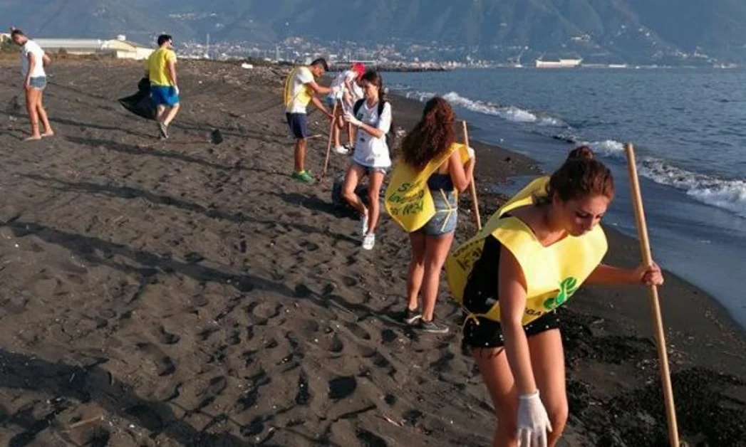 Torre Annunziata - Festa del 5 Agosto, Legambiente e Torresi nel Mondo puliscono arenile di Rovigliano