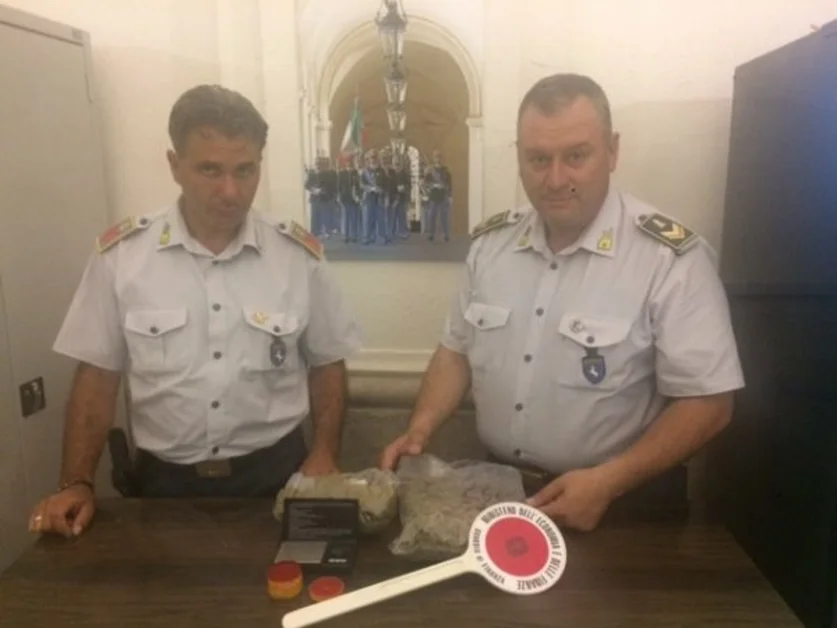 Benevento - In auto con circa mezzo chilo di marijuana, due arresti