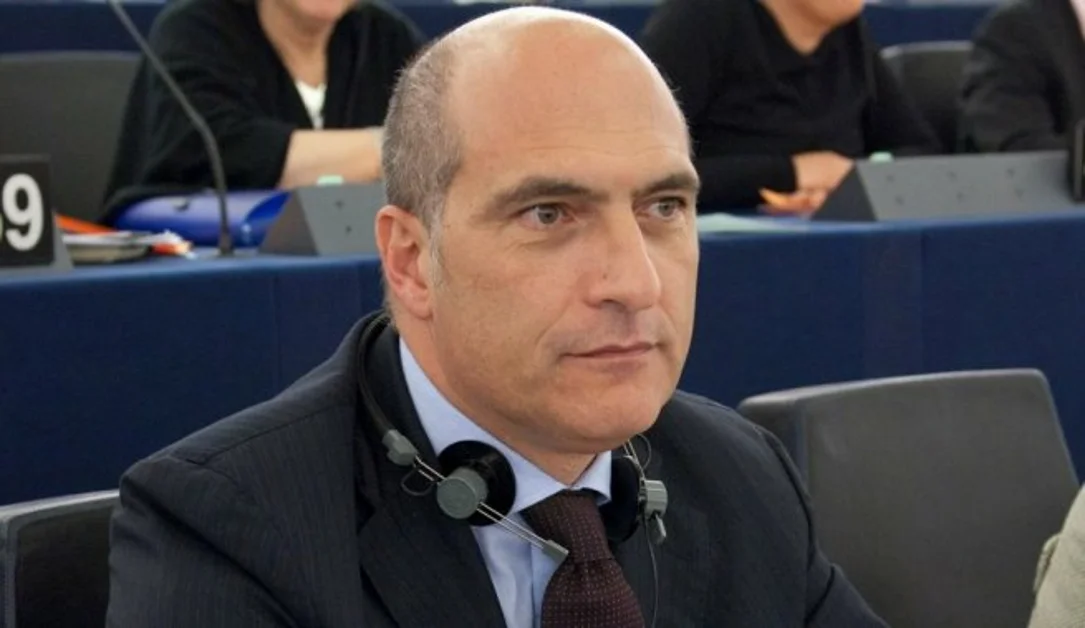 Torre del Greco - Inchiesta su appalti rifiuti, l'eurodeputato Cozzolino: "Vicenda gravissima"