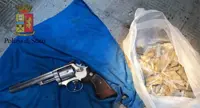 Napoli - Pistola e marijuana in un terraneo abbandonato, la scoperta della Polizia