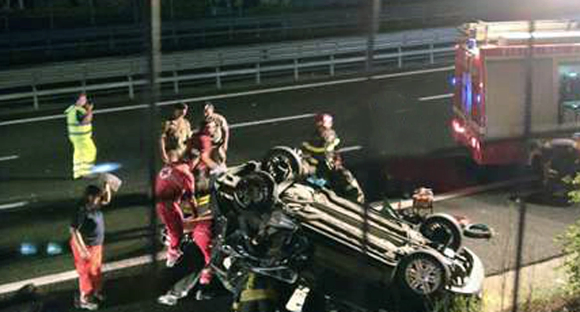Torre Annunziata -  Due auto si scontrano e si ribaltano sull'autostrada Napoli-Salerno