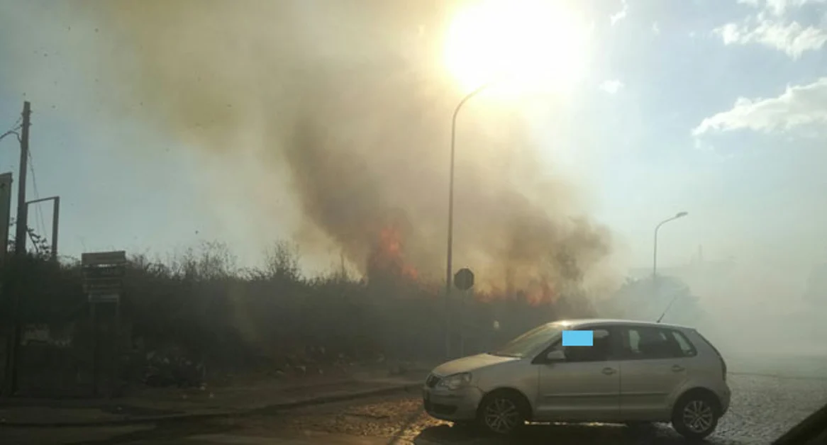 Torre Annunziata - Fiamme di fronte allo stadio Giraud