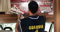 Caserta - Oltre una tonnellata di sigarette di contrabbando su un camper, arrestato ucraino