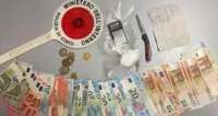 Napoli - Oltre mille euro e cocaina in un borsello, arrestato pusher a Forcella