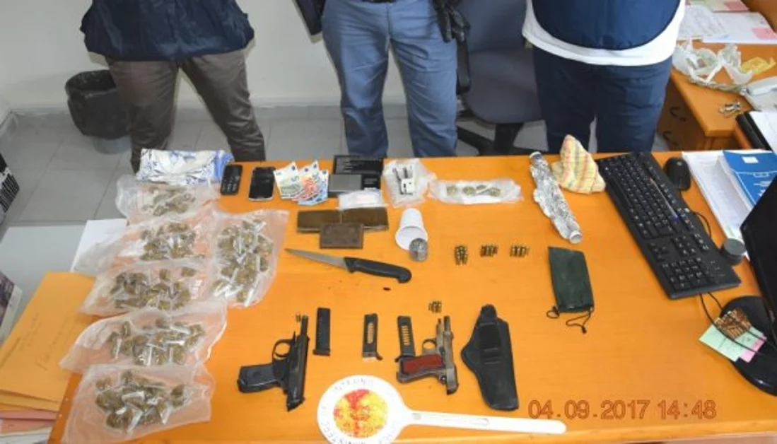 Giugliano (NA) - Pistole e droga, in manette un 26enne. Una delle armi rubata ad Ercolano