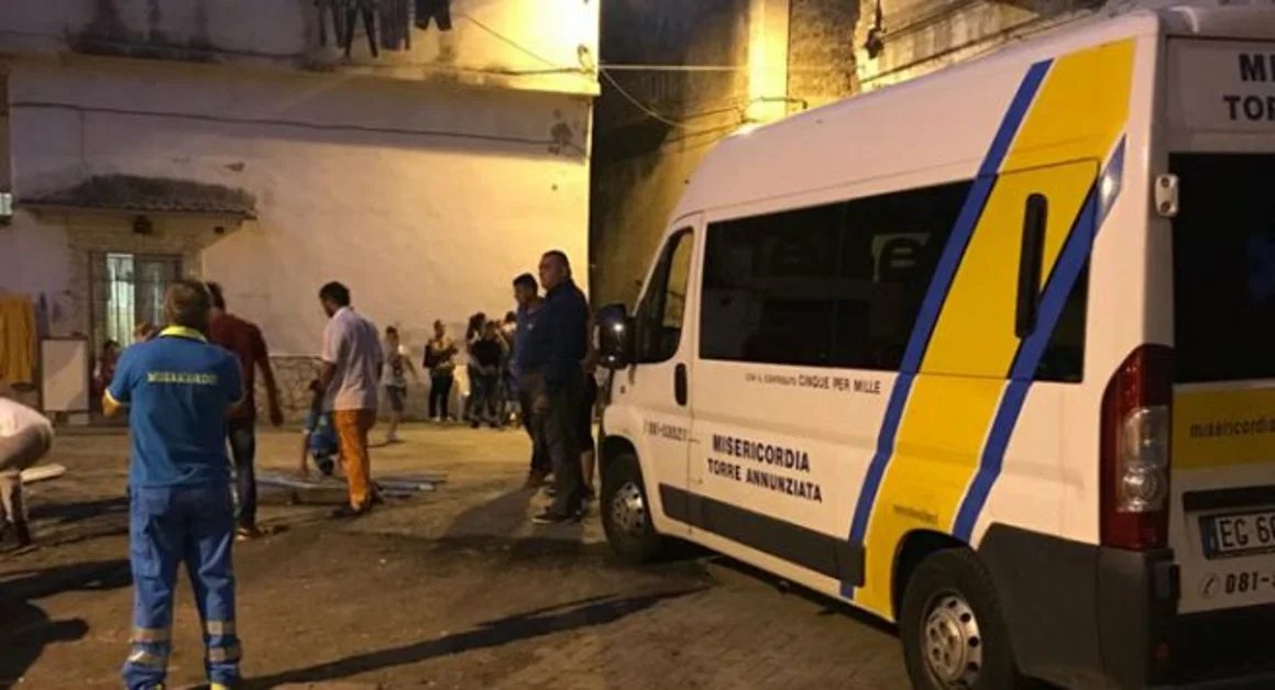 Torre Annunziata - Crolli nel quartiere Carceri, nove famiglie sgomberate