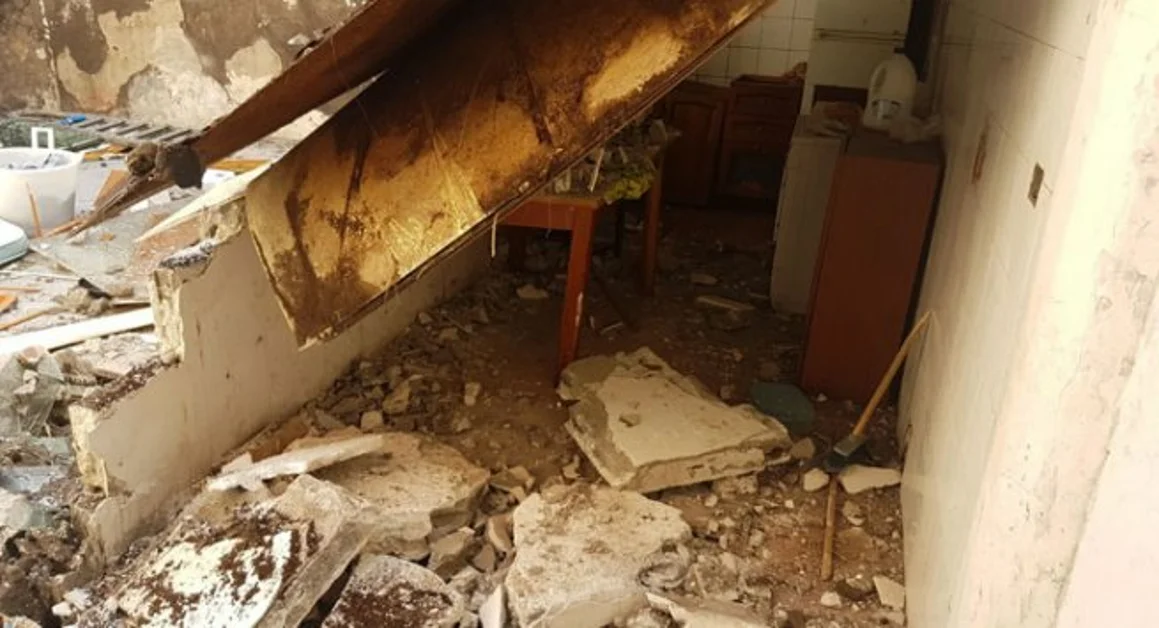 Torre Annunziata - Crolla il solaio del palazzo sgomberato sabato scorso in via Agricoltori