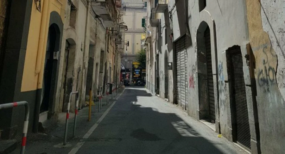 Torre Annunziata - Motorini, sosta selvaggia e schiamazzi: protestano i residenti del rione "Vallone"