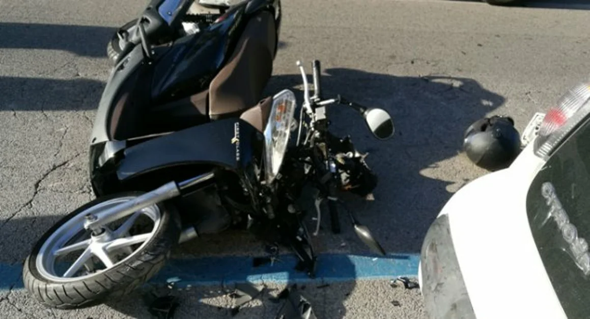Torre Annunziata - Incidente in via Simonetti, moto contro un'auto in sosta
