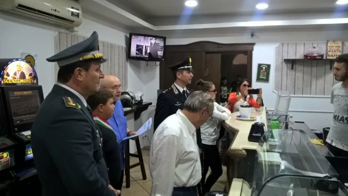 Torre Annunziata - In cammino verso la legalità: la passeggiata anti pizzo fra i commercianti torresi