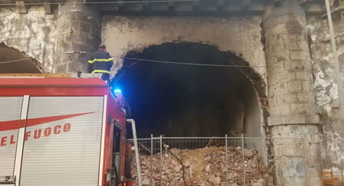 Torre Annunziata - Incendio alle arcate borboniche di via Caracciolo