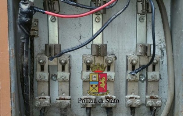 Cimitile (na) ruba energia elettrica per la pizzeria e la casa ... Energia elettrica casa