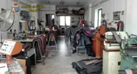 Napoli - Opificio clandestino sequestrato a Capodichino: c'erano anche lavoratori a nero