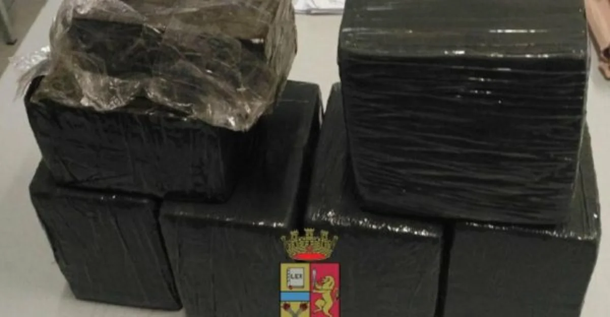 Napoli - Oltre 6 kg di hashish nell'auto, arrestato 20enne del quartiere Capodichino