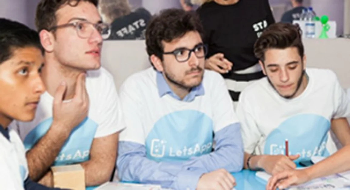 Torre Annunziata - Studenti del "Marconi" si aggiudicano premio al concorso Let's App