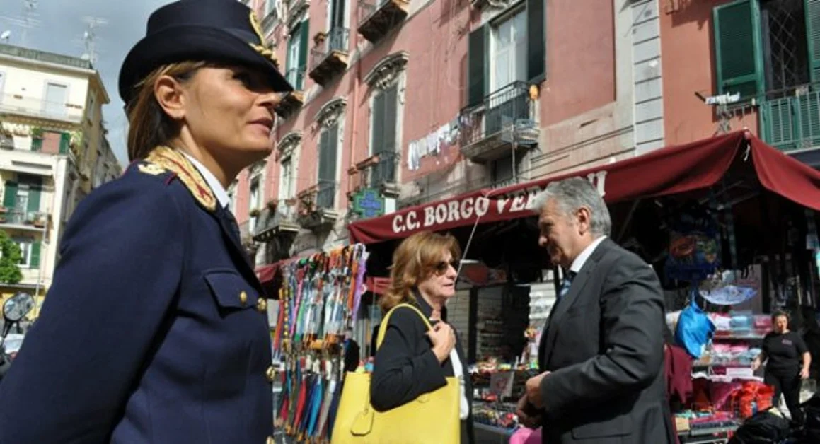 Napoli - Camper della Polizia contro la violenza sulle donne, partita l'iniziativa