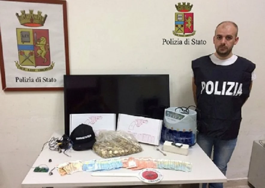 Napoli - Polizia smantella piazza di spaccio. Sequestrati droga, denaro e due pistole