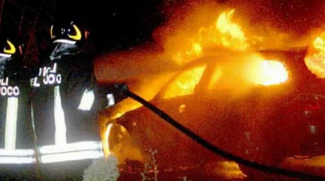 Torre Annunziata - Incubo racket: un'auto avvolta dalle fiamme in via Plinio