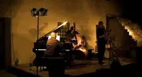 Boscotrecase/Trecase - "DiVino Jazz", apertura in grande stile con il trio Servillo-Girotto-Mangalvite