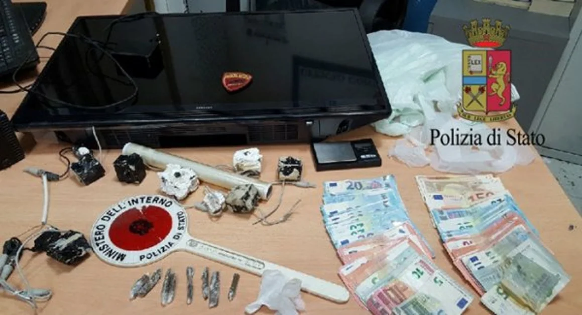 Napoli - Spaccio di droga sul tetto di uno stabile al Rione Traiano, due arresti