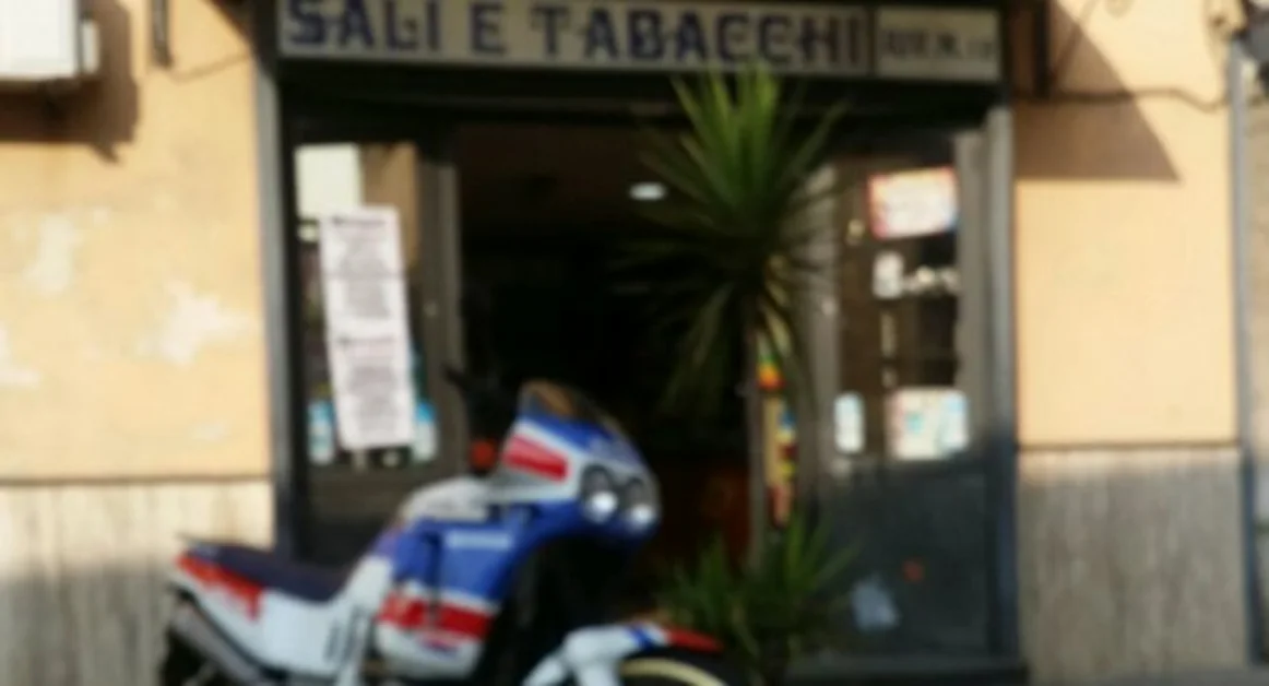 Torre Annunziata - Rapina a una tabaccheria in largo Grazie, proprietaria minacciata con una pistola