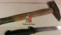 Napoli - Maltrattava la compagna davanti alle figlie, minacciata con martello e coltello: arrestato