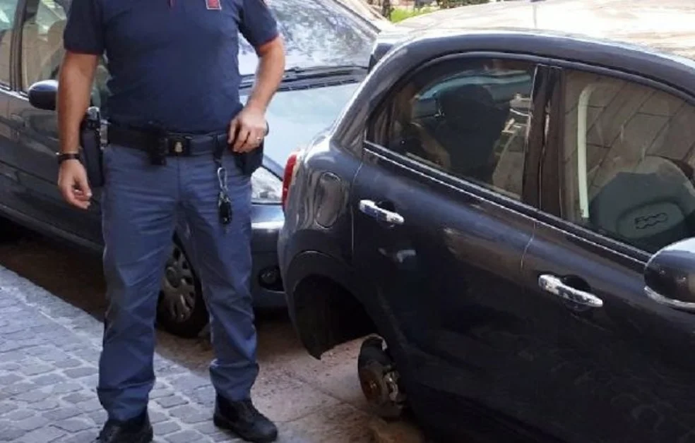 Napoli - Sorpresi a rubare pneumatici da un'auto in sosta, arrestati