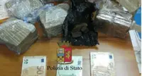 Napoli - In partenza per Agrigento con 5 kg di hashish e 20mila euro in banconote false, arrestato