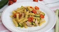 Pasta con zucchine e tonno
