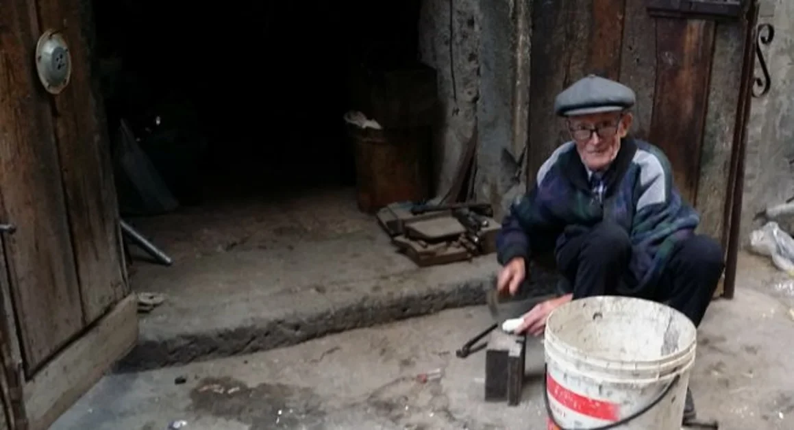 Torre Annunziata - Salvatore Fiorentino, detto Tore 'o russ: «A 89 anni chiudo la mia attività di riciclo di metalli»