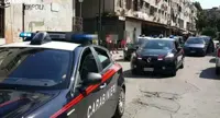 Napoli - Blitz dei carabinieri a Scampia: 16enne si lancia dal balcone per sfuggire a cattura