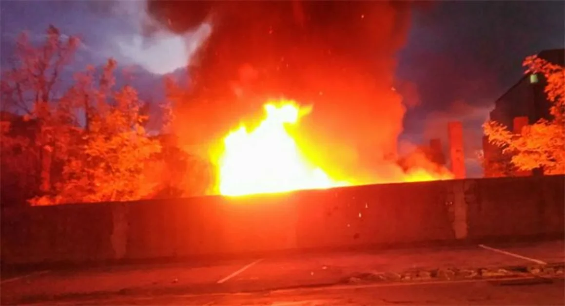 Torre Annunziata - Incendio nell'ex area mercato ittico di via D'Angiò
