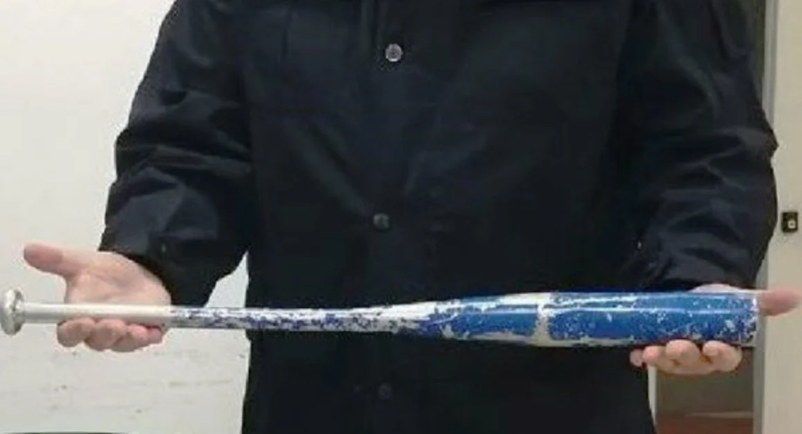 Napoli - Poggioreale, ragazza minacciata in strada con mazza da baseball: arrestato 42enne