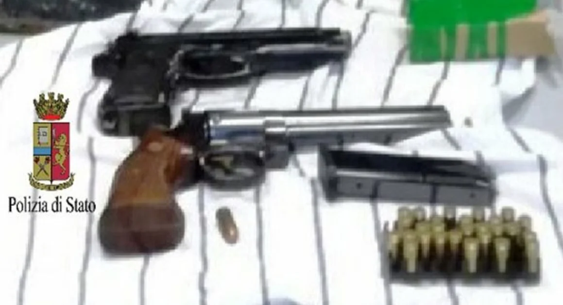 Napoli - La Polizia trova a Forcella due pistole in una cassaforte