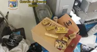 Napoli - Scoperto opificio clandestino di prodotti contraffatti: sequestrati un milione e mezzo di pezzi