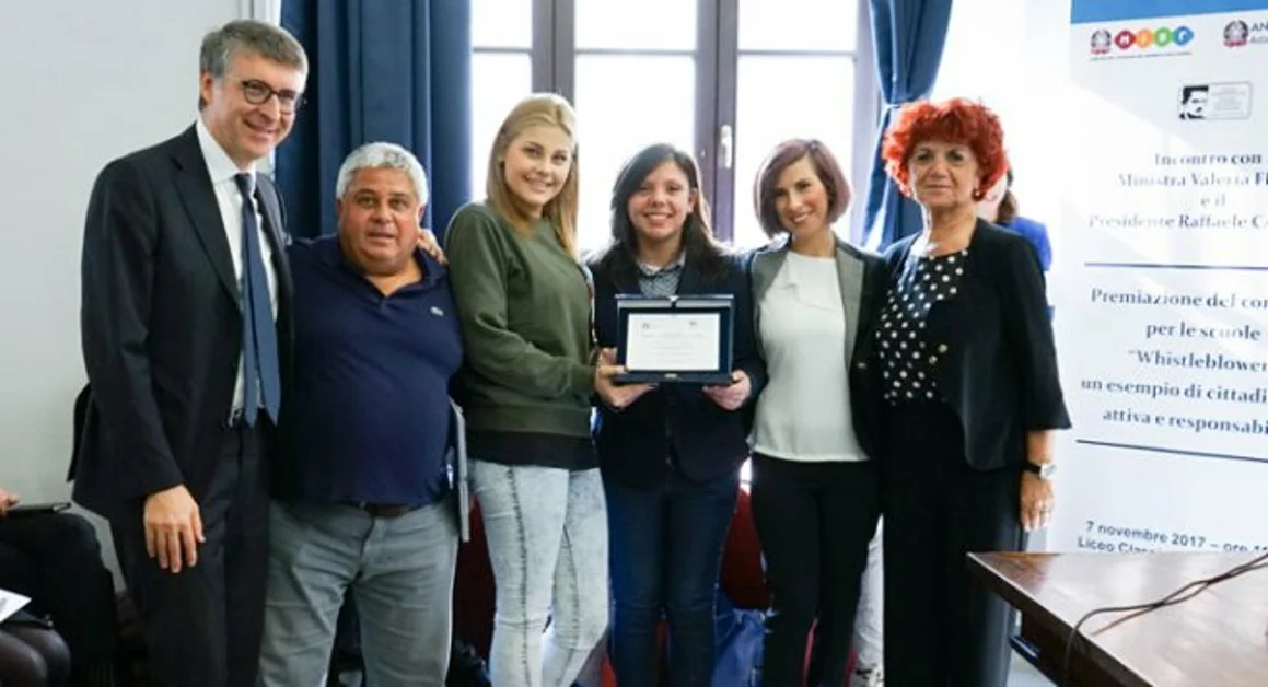 Torre Annunziata - Cittadinanza attiva, il ministro Fedeli e Raffaele Cantone premiano il Liceo "de Chirico"